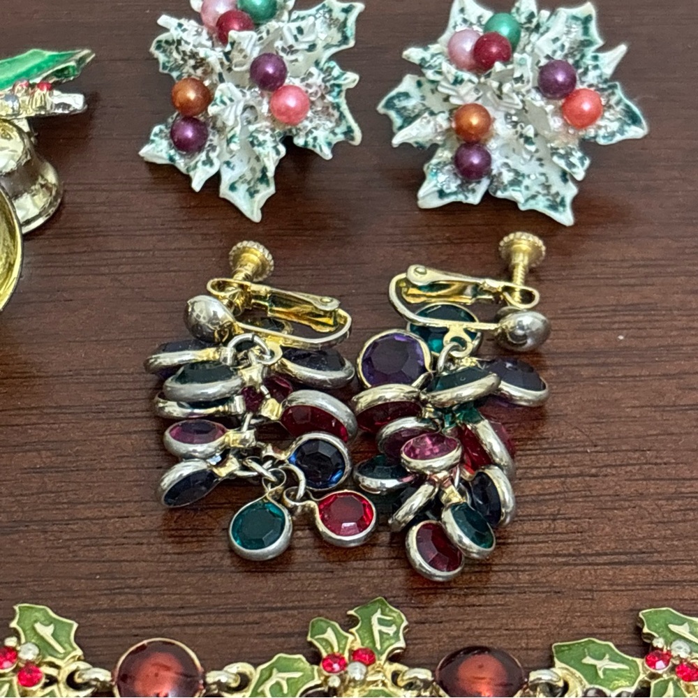 Lot Of Christmas Jewelry Bracelets Earrings And A Brooch Vintage To Modern - Picture 3 of 11